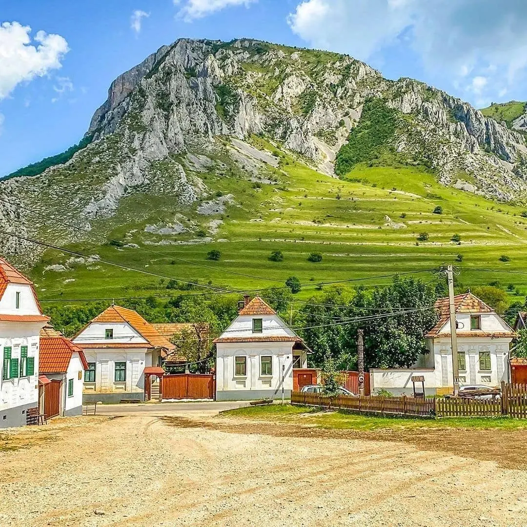 Hagyományos házak a Székelykő lábánál