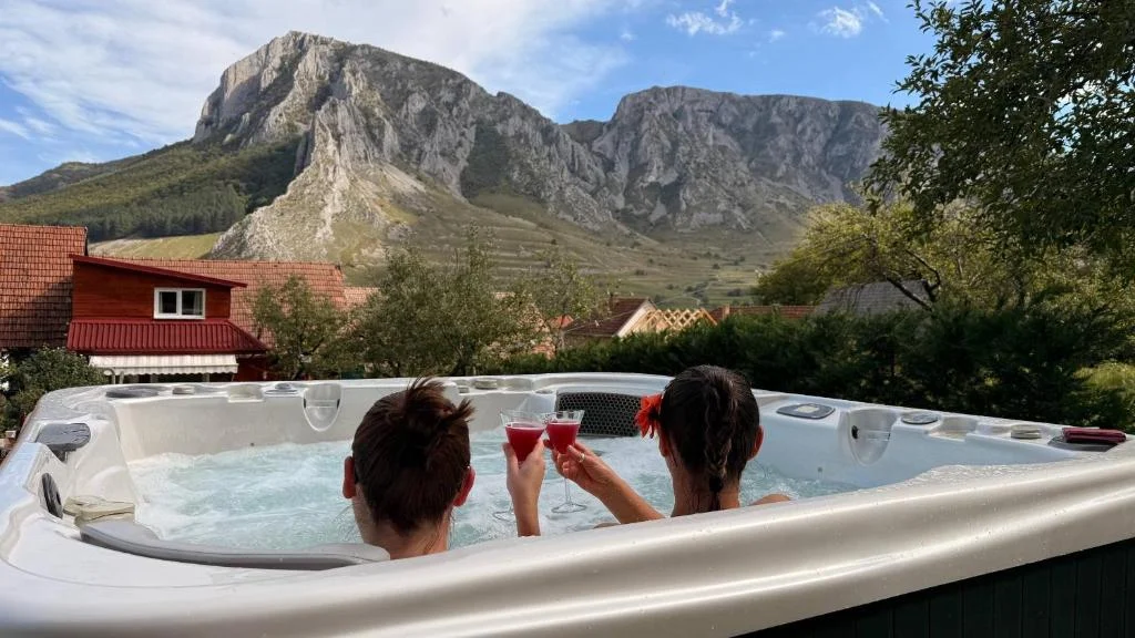 Jakuzzi kilátással a Székelykőre
